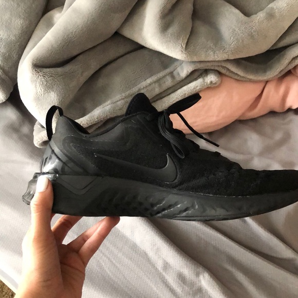 Black nike running shoe (Odyssey React)